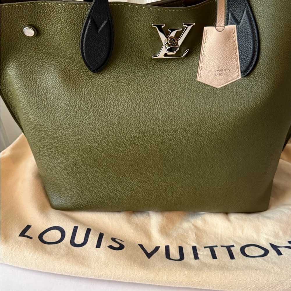 Louis Vuitton Lockme Go Tote Khaki Olive Noir pebbled Leather - Picture 14 of 16